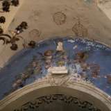 Alzando lo sguardo possiamo notare, al di sopra dell�arco che chiude la zona absidale, un decoro su sfondo azzurro di due scherzosi putti tra fiori colorati